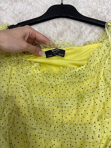 Bershka Sarı puantiyeli desenli bluz