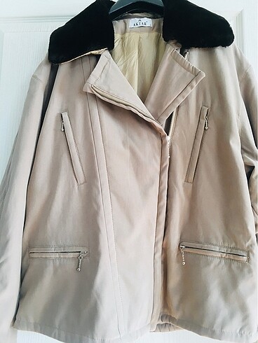 Kruvaze model yakası kürklü mont