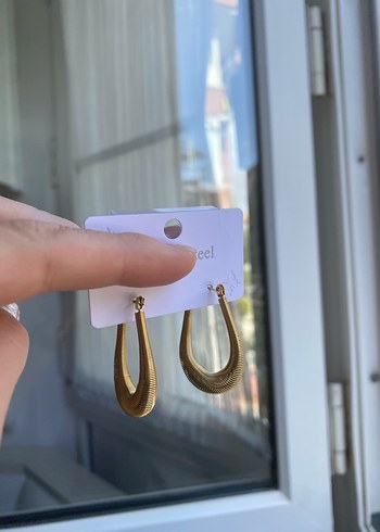 Altın Renkli Minimalist Tokalı Küpe
