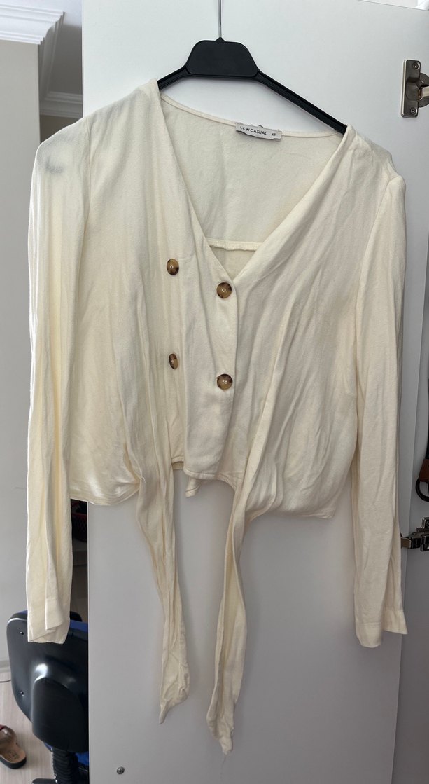 Düğmeli Beyaz V Yaka Kadın Gömlek - Görsel 3