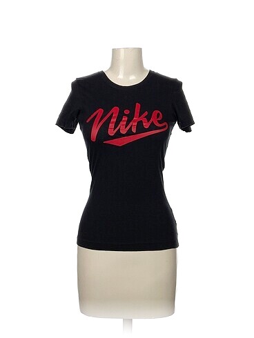 Nike T-shirt %70 İndirimli.