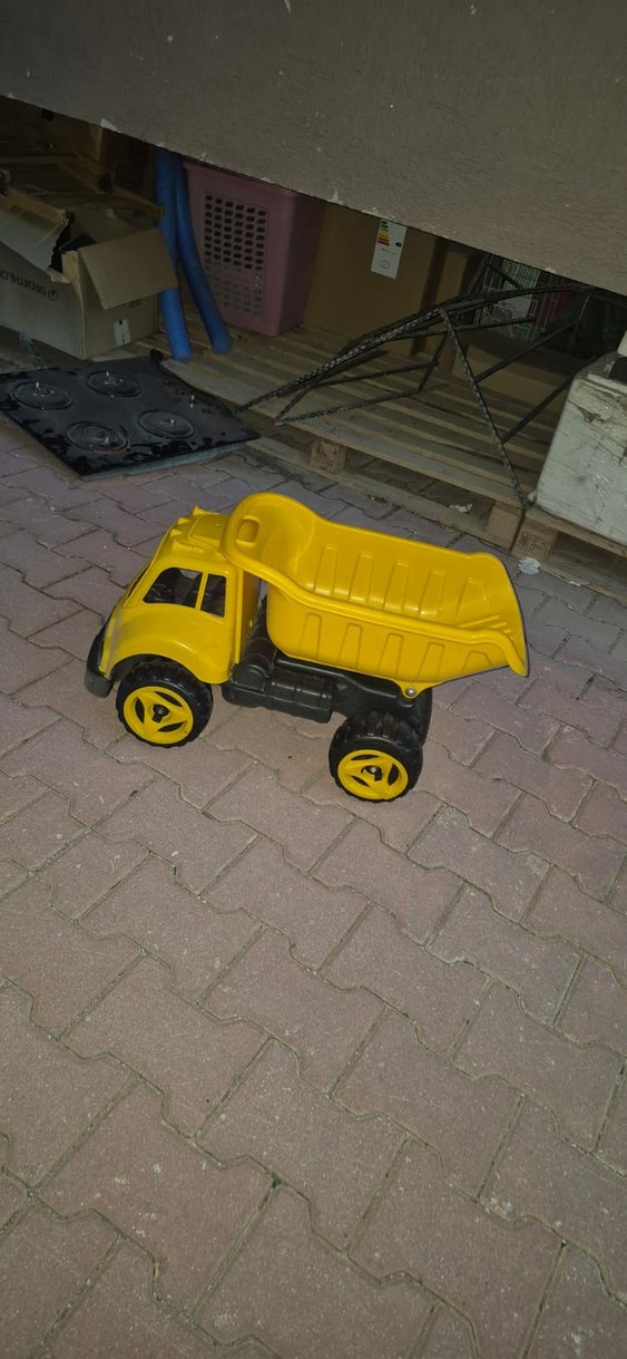 Sarı Renkli Oyuncak Araba - Görsel 3