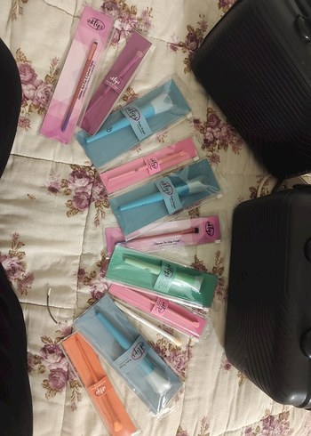 Pastel Renklerde Makyaj Fırçaları