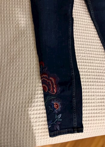  Mango - Çiçek Nakış İşlemeli Koyu Renk Skinny Jean - Görsel 2