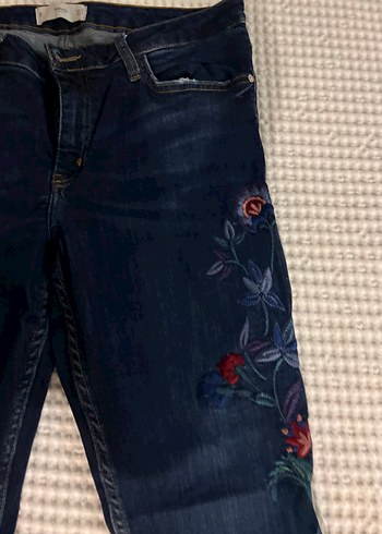  Mango - Çiçek Nakış İşlemeli Koyu Renk Skinny Jean - Görsel 3