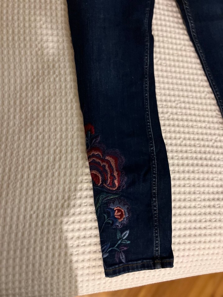  Mango - Çiçek Nakış İşlemeli Koyu Renk Skinny Jean - Görsel 2