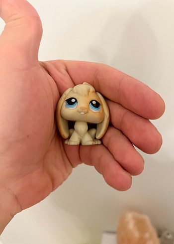 Pastel bej küçük oyuncak figür