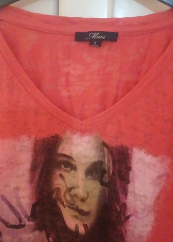 Kısa Kollu Narçiceği Kırmızı Baskılı Tişört - Görsel 2