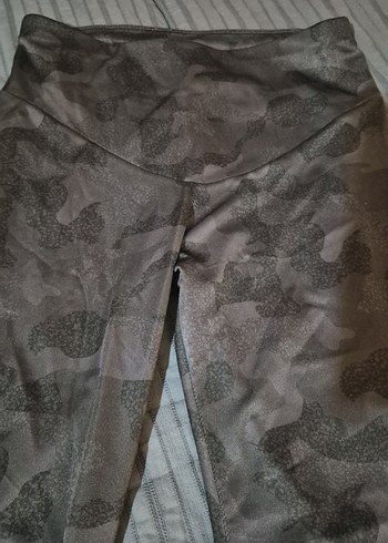 Gri Kamuflaj Desenli Bantlı Kadın Tayt - Görsel 4