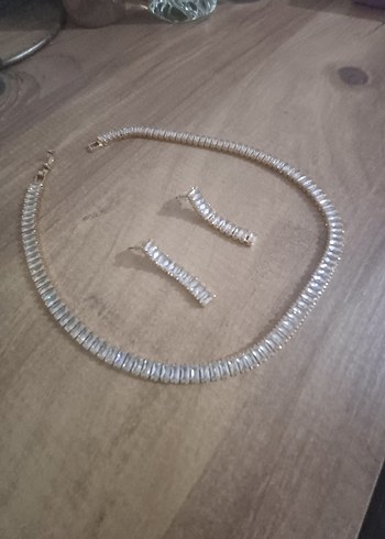 Altın Rengi Zincir Üstünr Taşlı Suyolu Kolye vr Küpesi - Görsel 3