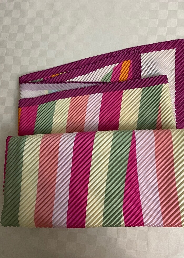 Renkli pliseli eşarp - Görsel 2