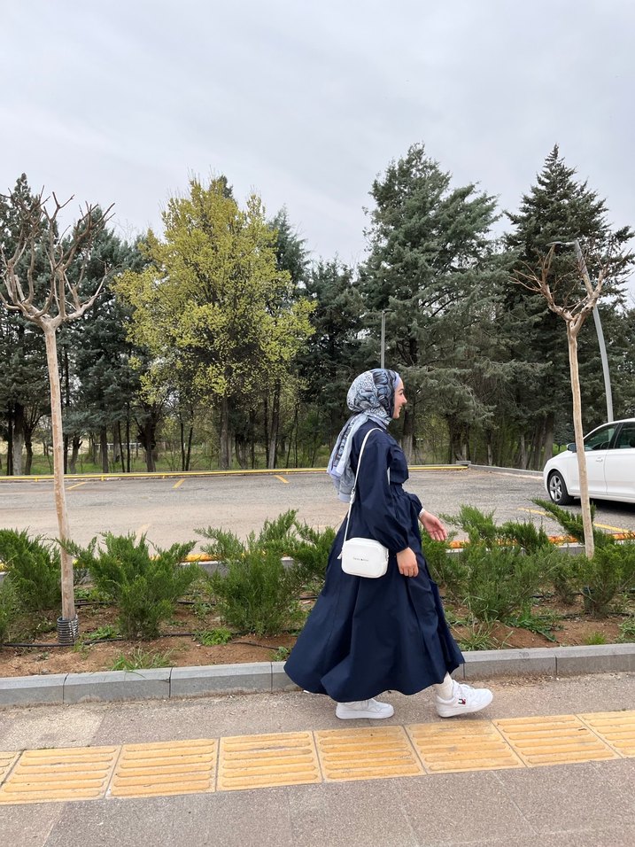 Kapüşonlu Bağcıklı Lacivert Uzun Elbise - Görsel 2