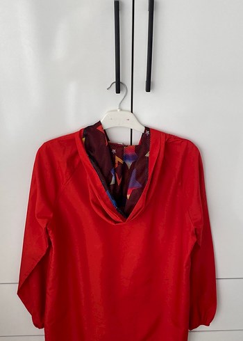 Kırmızı Parlak Fermuarlı Kadın Yağmurluk - Görsel 3