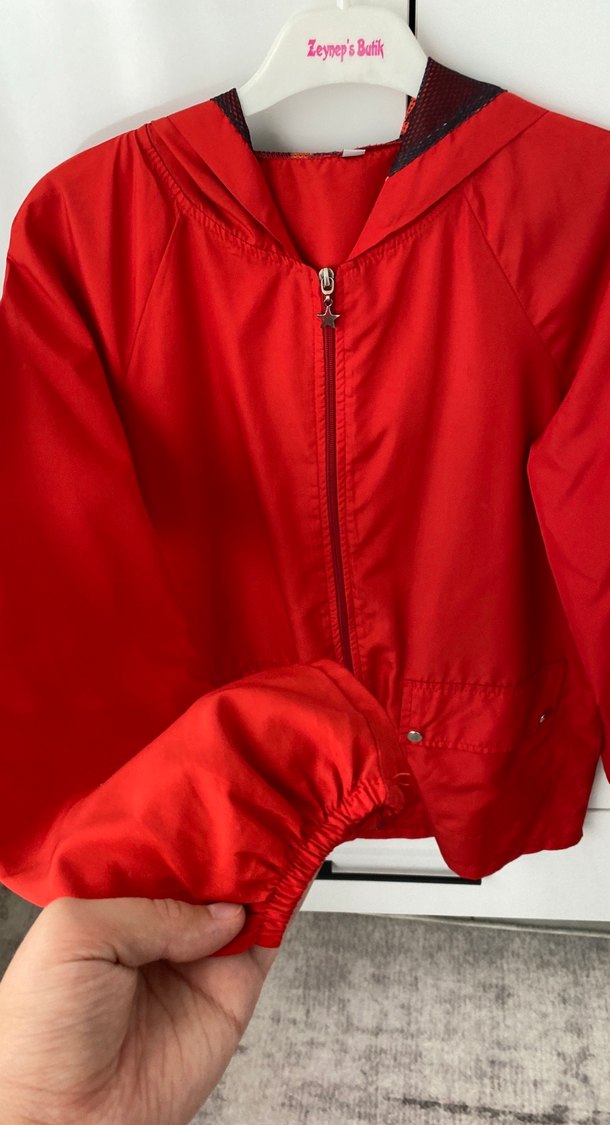 Kırmızı Parlak Fermuarlı Kadın Yağmurluk - Görsel 2