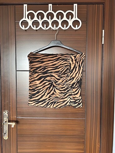 Zebra desenli büzgülü yırtmaçlı etek