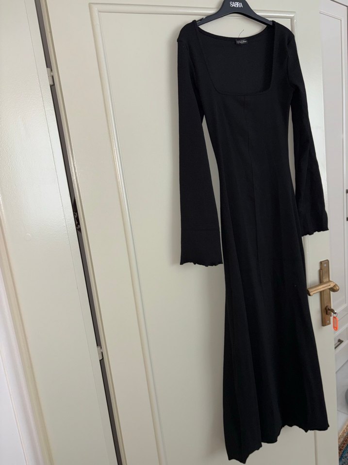 Uzun Kollu Siyah Gotik Uzun Elbise - Görsel 2