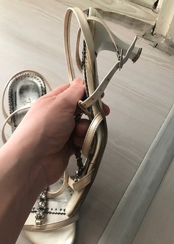 Beyaz Tokalı Stiletto Yılan Desenli Kadın Ayakkabı - Görsel 2