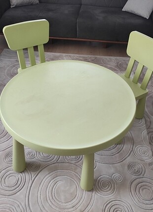 Ikea mammut Buyuk masa + 2 sandalye 2 ilanda oluşturuldu birlikt