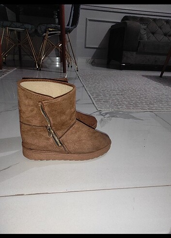 UGG model bot