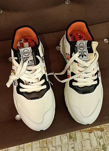 43 Beden beyaz Renk Orjinal Adidas ayakkabı