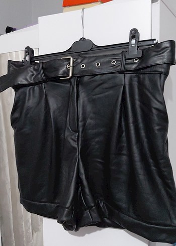 Siyah Deri Kemerli Mini Şort - Görsel 3