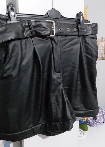 Siyah Deri Kemerli Mini Şort - Görsel 2