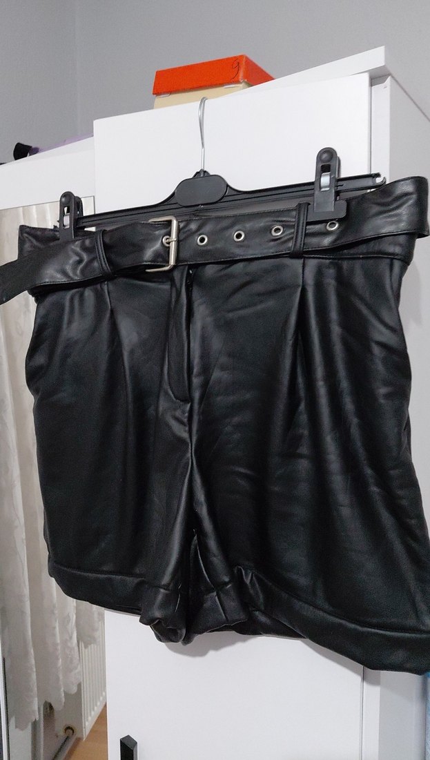Siyah Deri Kemerli Mini Şort - Görsel 3