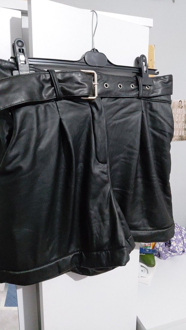 Siyah Deri Kemerli Mini Şort - Görsel 2