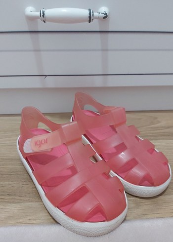 26 Beden Kız Çocuk Pembe Tokalı Kauçuk Sandalet