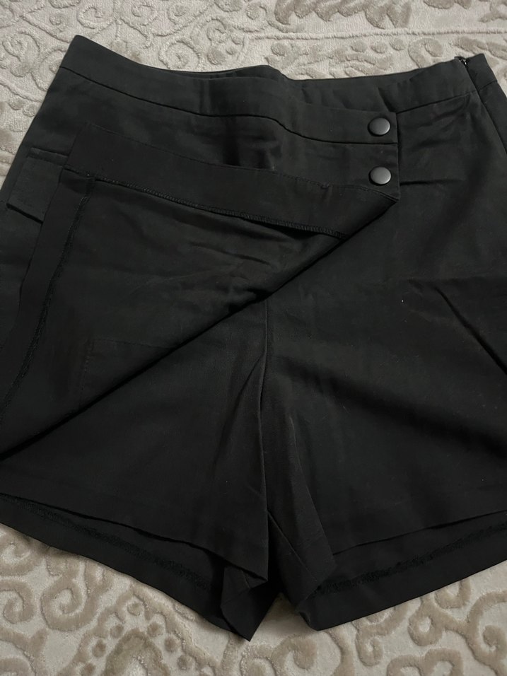 Düğmeli Siyah Yüksek Bel Mini Şort - Görsel 3