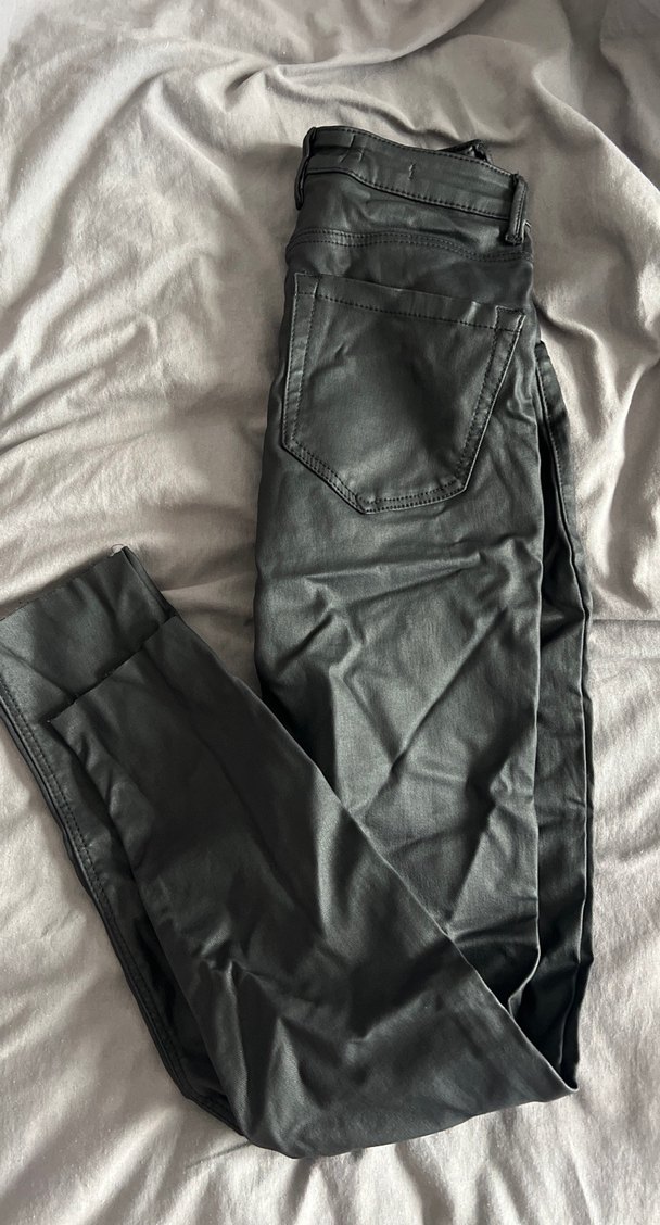 Kadın Siyah Deri Midi Şort - Görsel 4