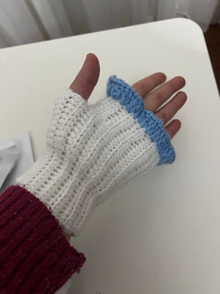 Mavi Kenarlı Beyaz Örgü Eldiven - Görsel 4