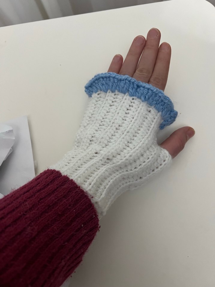 Mavi Kenarlı Beyaz Örgü Eldiven - Görsel 3