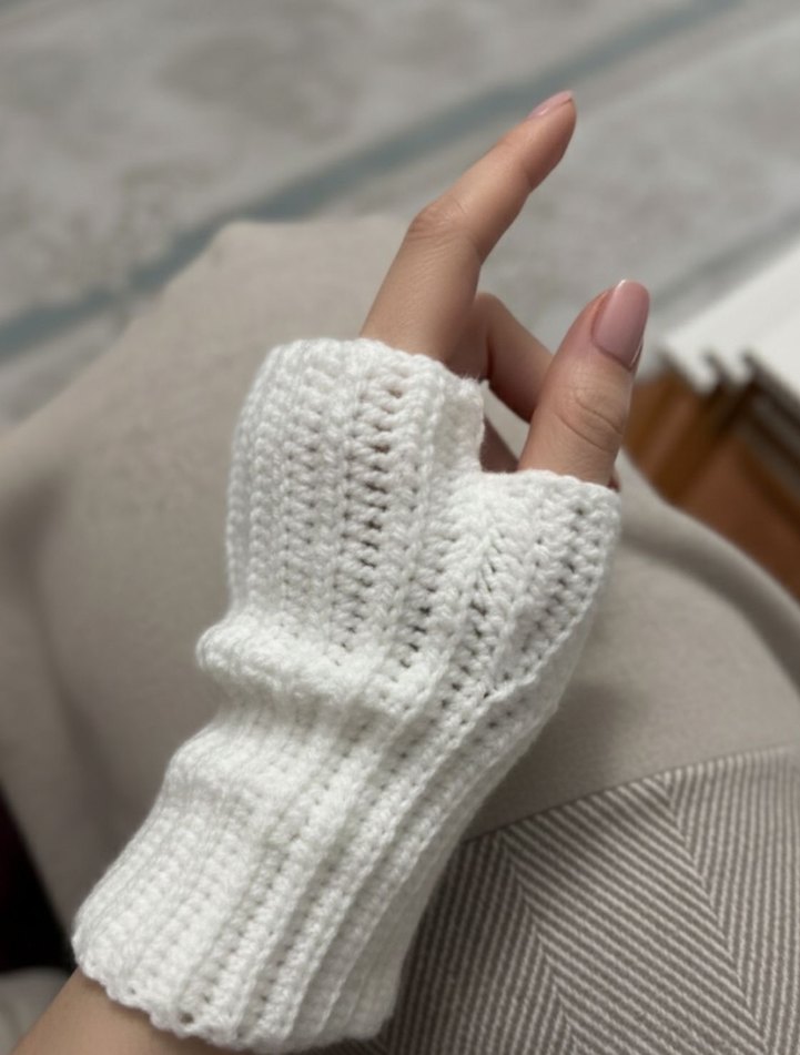 Beyaz Örgü Parmaksız Kadın Eldiveni - Görsel 2