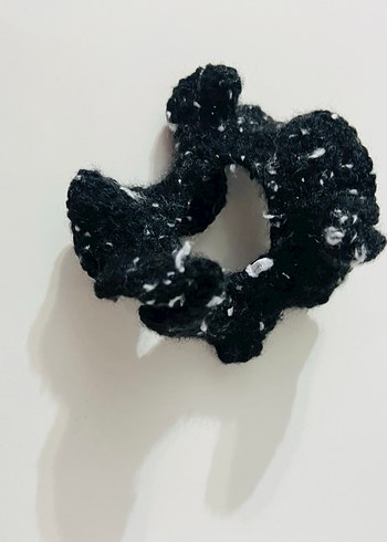 Siyah Yün Fırfırlı Kadın Saç Tokası - Görsel 3