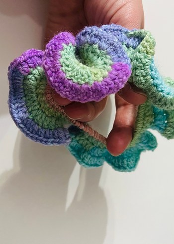 Renkli Fırfırlı Örgü Saç Tokası - Görsel 2