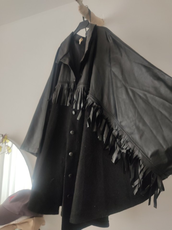 Drapeli Siyah Uzun Deri Goth Kadın Kaban - Görsel 2