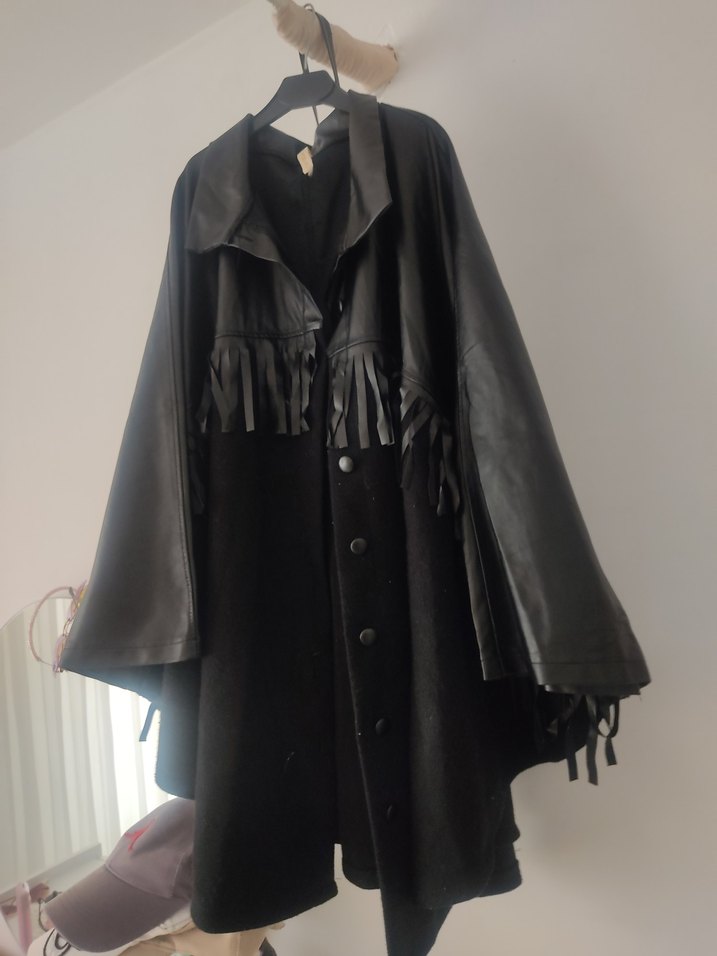 Drapeli Siyah Uzun Deri Goth Kadın Kaban - Görsel 3