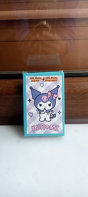 Sanriolu kart paketi içinde 4tane sanrio karti 1 tane de sticker
