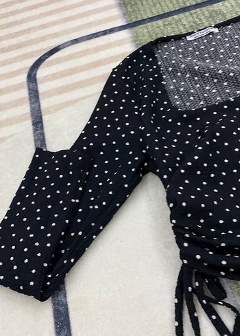 Kadın Siyah Puantiyeli Kısa Triko Bluz - Görsel 3