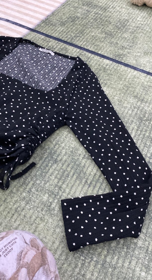 Kadın Siyah Puantiyeli Kısa Triko Bluz - Görsel 2