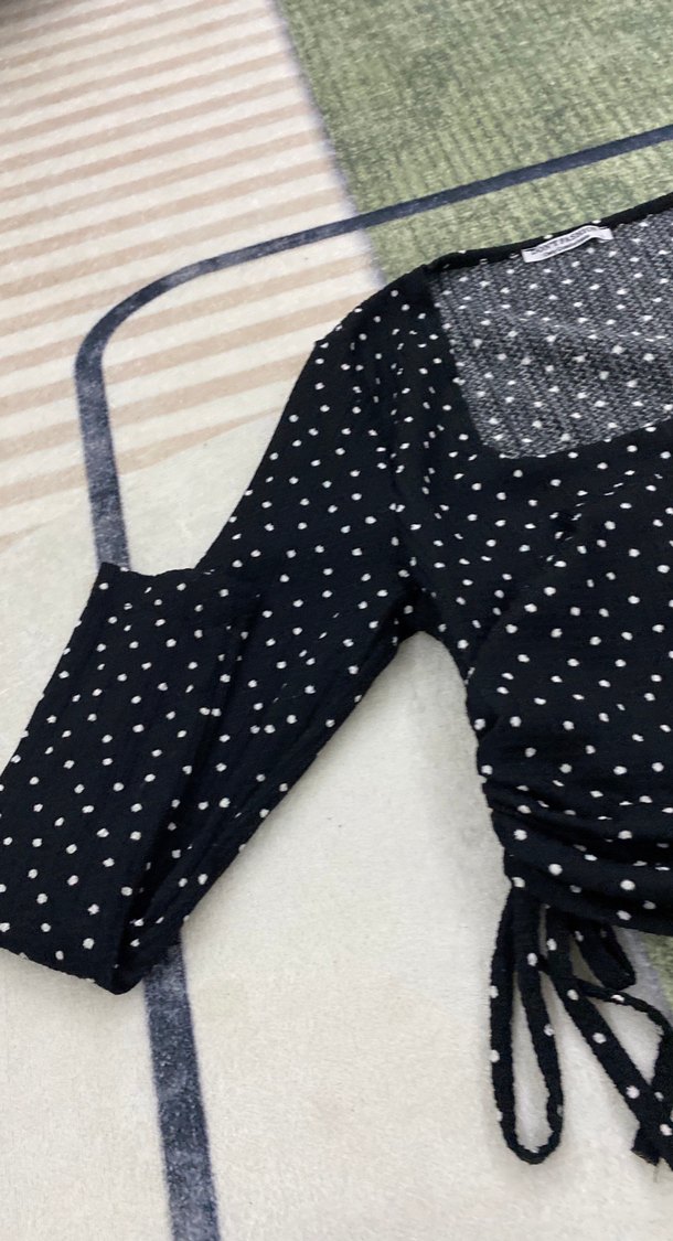 Kadın Siyah Puantiyeli Kısa Triko Bluz - Görsel 3