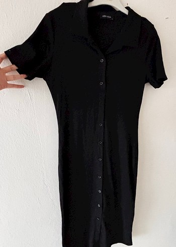 l Beden Düğmeli Siyah Kısa Kollu Midi Elbise