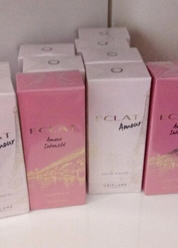 Oriflame Eclat Amour beyaz menekşe beyaz orris ve sedir ağacı nın cazip