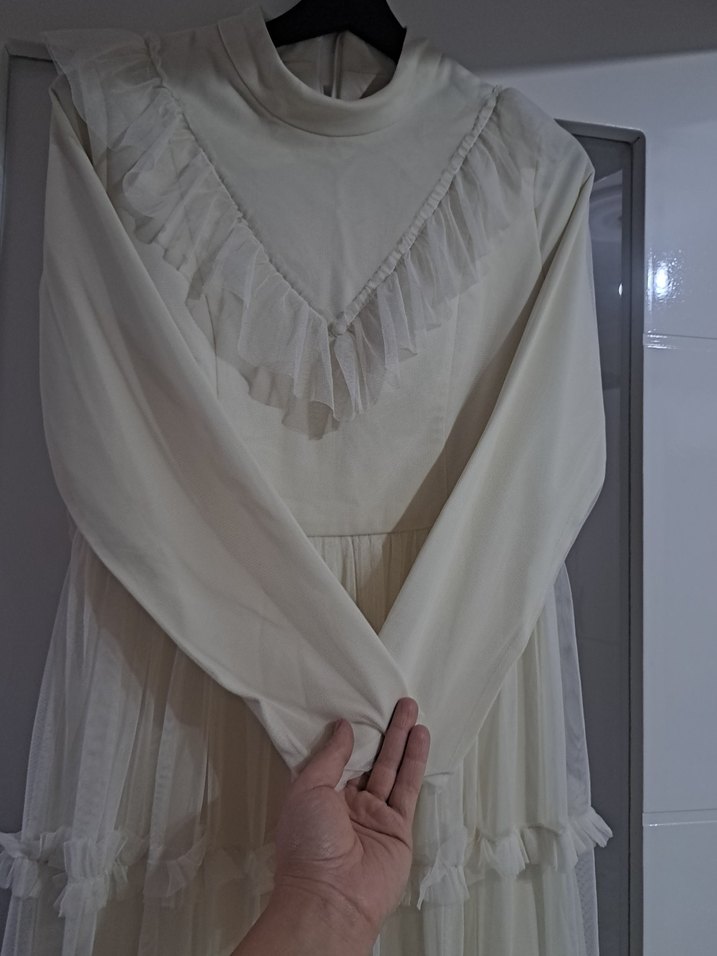 Uzun Beyaz Fırfırlı Bohem Elbise
nikahımda 1 saat giydim - Görsel 2