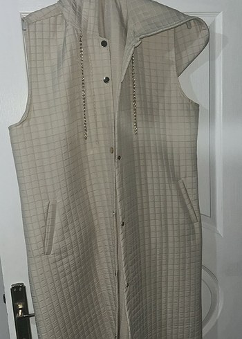 Düğmeli Kapüşonlu yelek 1 kere giyildi - Görsel 2