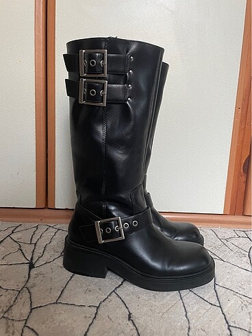 37 Beden siyah Renk Bershka çizme bot