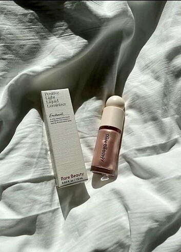 RARE BEAUTY MUADİLİ REVOLUTİON PRO AYDINLATICI HİGHLİGHTER 
