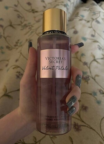 VİCTORİA'S SECRET VELVET PETALS VÜCUT SPREYİ 