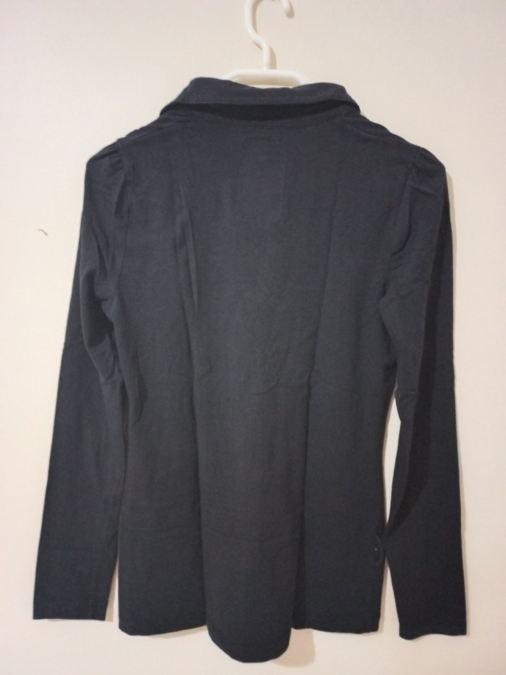 Siyah V Yaka Düğmeli Kadın tşört - Görsel 3